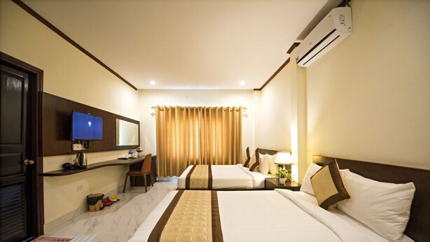 A hotel room with two beds, a TV, a desk, and an air conditioning unit. -  VangVieng mountain View Resort (Vang Vieng)