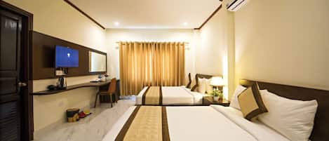 Habitación triple panorámica, balcón, vistas a la montaña | Escritorio y ropa de cama