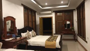 Panoramic Bungalow, Balcony, Mountain View | Desk, bed sheets