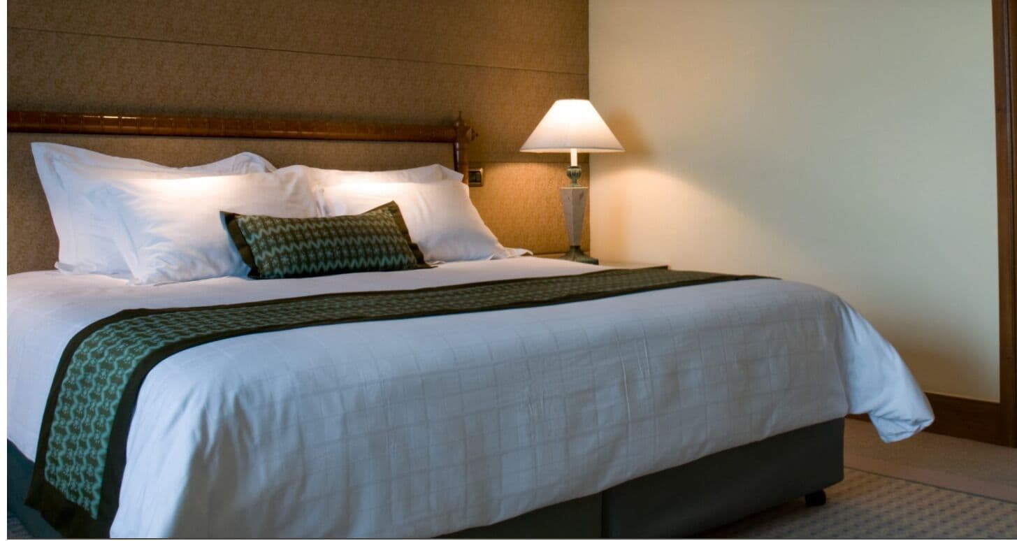 全景平房, 阳台, 山景 | 办公桌、床单