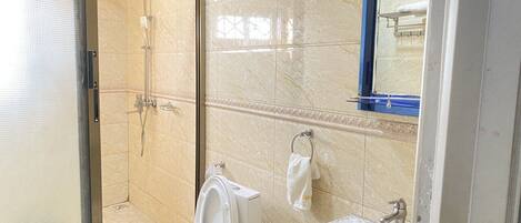 Sèche-cheveux, serviettes fournies, savon, shampoing