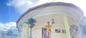 A family with balcony bed and breakfast inclusive with hot tub and a walk shower