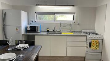 Refrigerador, microondas, horno, cafetera/tetera