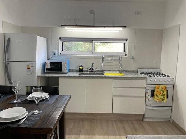 Kühlschrank, Mikrowelle, Ofen, Wasserkocher mit Kaffee-/Teezubehör