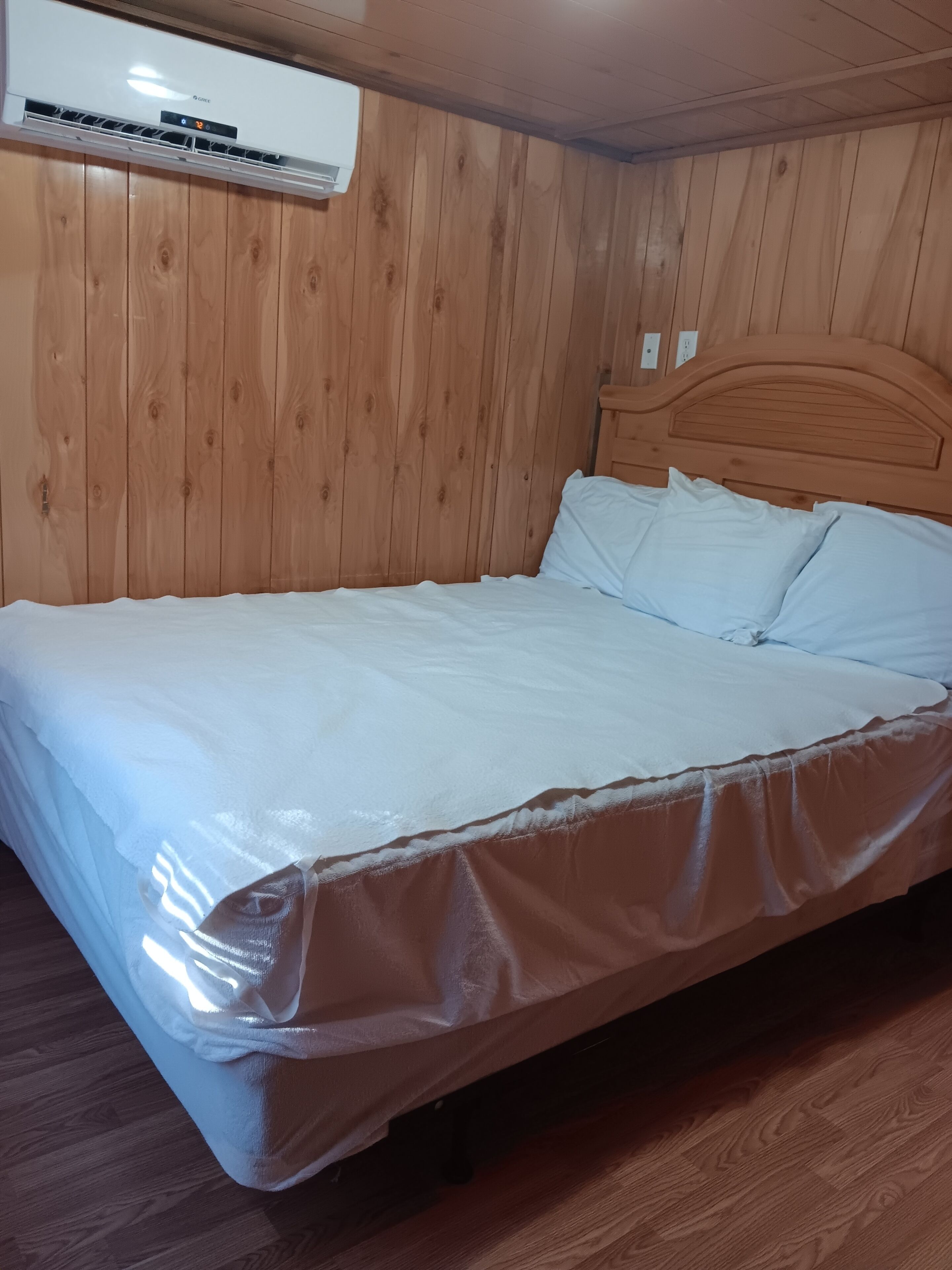 Just What You Were Looking For! Full Kitchen, Outdoor Pool, Free Parking