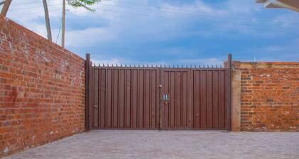 Cosy home near airport comfy beds family friendly entire house