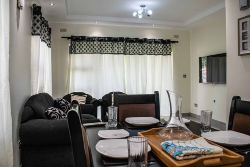 Cosy home near airport comfy beds family friendly entire house