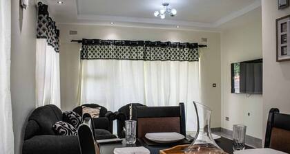 Cosy home near airport comfy beds family friendly entire house