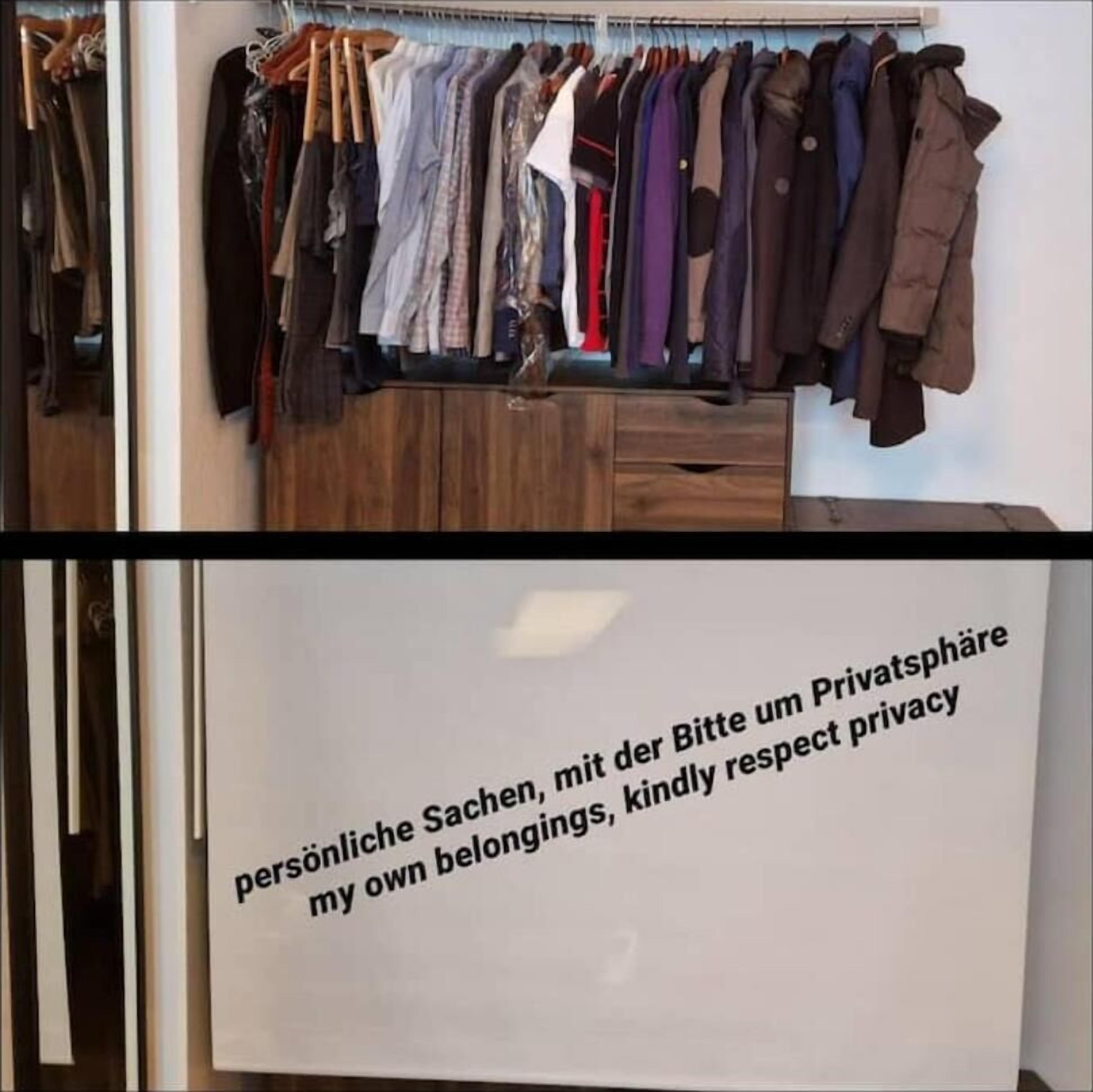 Un perchero con varias prendas de vestir.