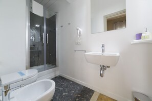 Economy-Doppelzimmer | Badezimmer