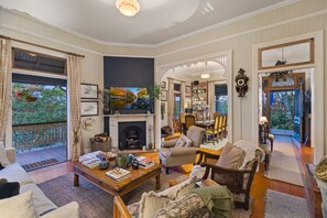 TV, fireplace, offices - Forget Me Not Cottage: Ideal for 14 Guests (Bald Knob)