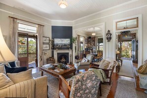 TV, peis og kontorer