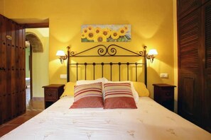 3 bedrooms, desk, iron/ironing board, travel cot