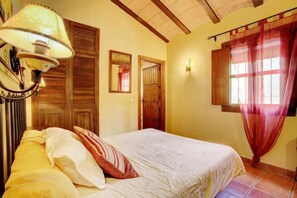 3 bedrooms, desk, iron/ironing board, travel cot