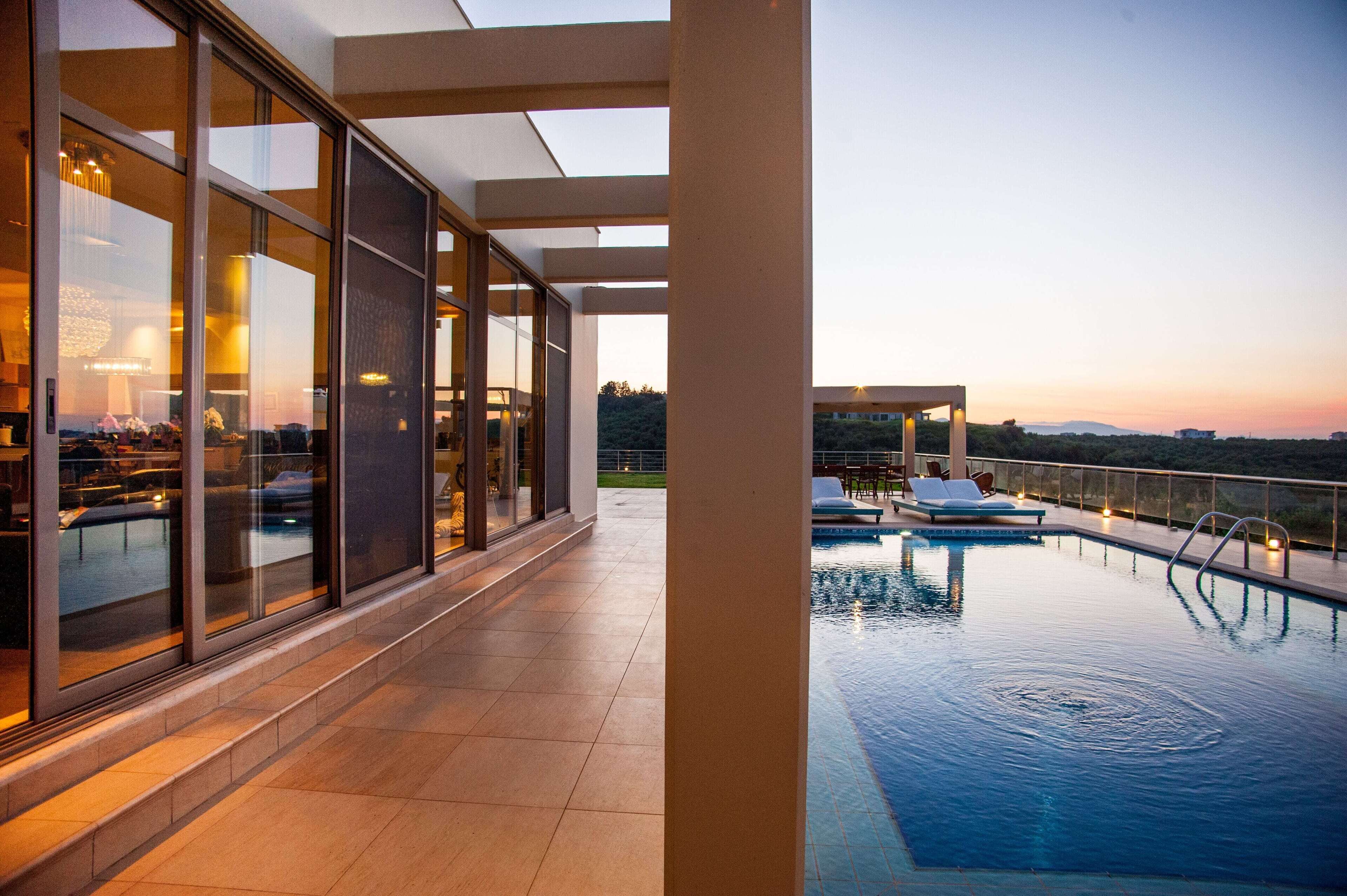 Utendørsbasseng og et oppvarmet basseng