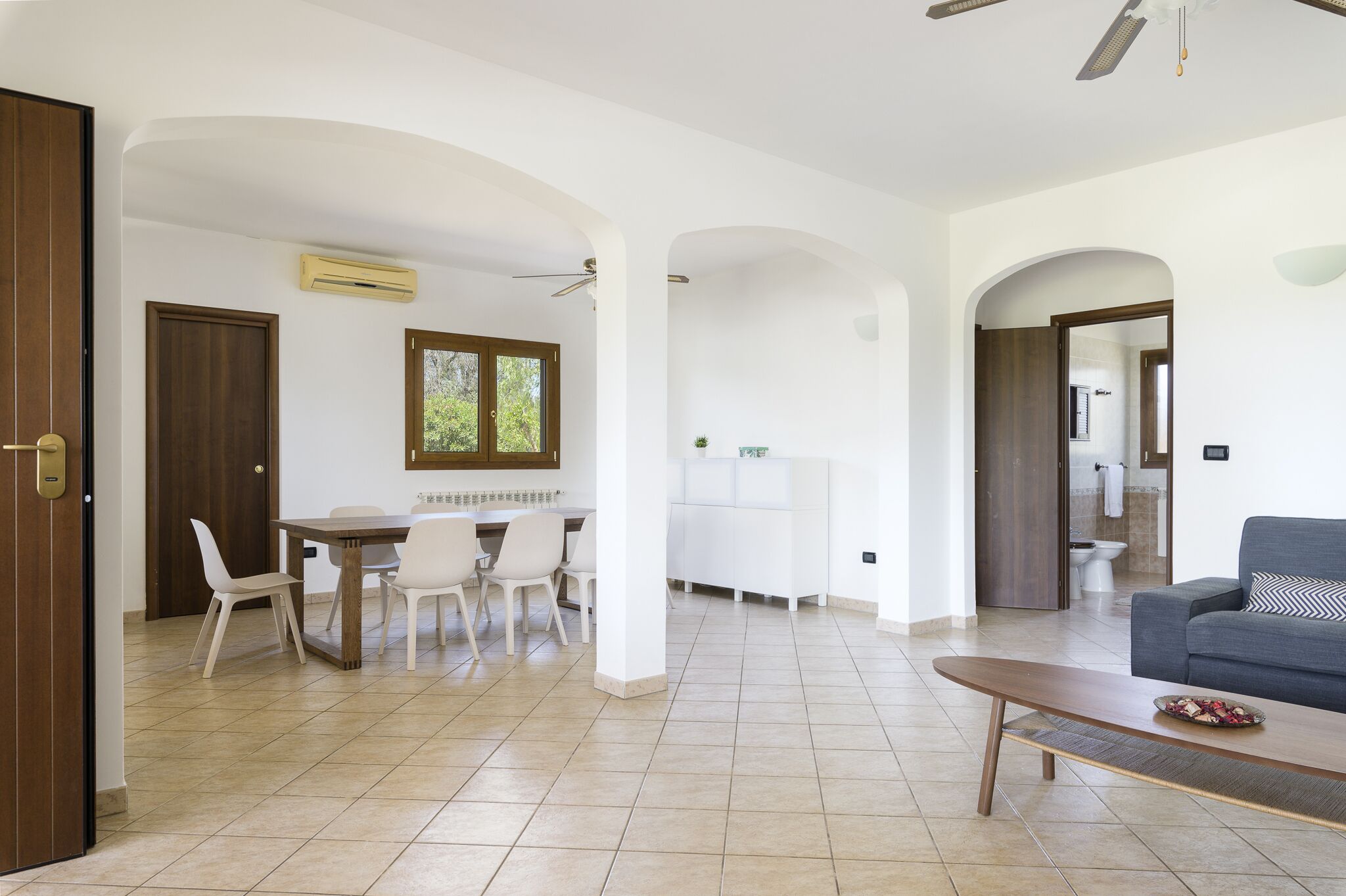 Vila | Área de estar | TV de tela plana 35 polegadas com canais digitais