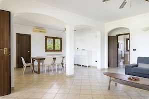 Villa | Wohnbereich | 35-Zoll-Flachbildfernseher mit Digitalempfang