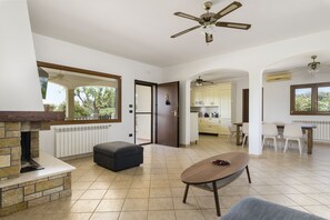 Villa | Oppholdsområde | En 35-tommers Flatskjerm-TV med digitale kanaler