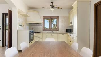 Vila | Makan di kamar