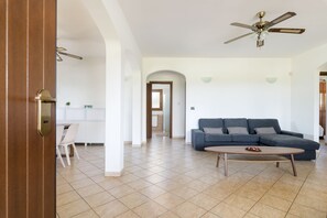 Villa | Wohnbereich | 35-Zoll-Flachbildfernseher mit Digitalempfang