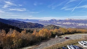 A mountainous landscape with autumn foliage and a clear sky. - Cozy apartment for 4-6 with balcony near slopes, TV, elevator and ski locker (Les Adrets-Prapoutel)