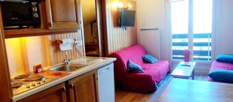 Cozy apartment for 4-6 with balcony near slopes, TV, elevator and ski locker