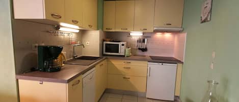 冷蔵庫、電子レンジ、コンロ、食器洗い機