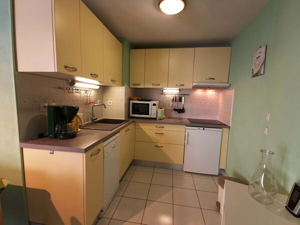 冷蔵庫、電子レンジ、コンロ、食器洗い機