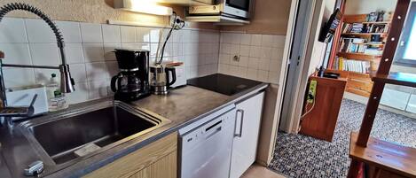 Microondas, horno, placa de cocina, lavavajillas