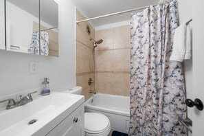 Een haardroger, handdoeken