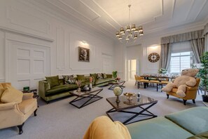 Smart TV - Spacious Elegance on Harley Street - 3 Bed Apartment (London)