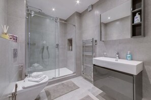 Hair dryer, towels - Spacious Elegance on Harley Street - 3 Bed Apartment (London)