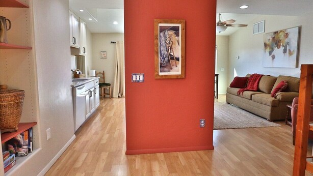 Ein modernes Interieur mit Küche, Essbereich und Wohnzimmer.