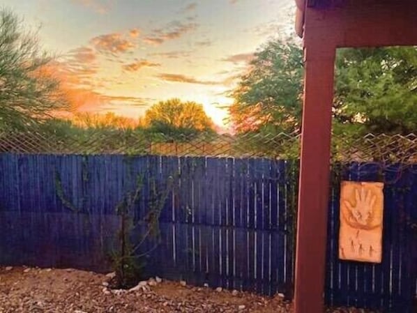 A fenced backyard with a wooden post and a hand-painted sign. - Casa De Monte Vista Pet Friendly (Tucson)