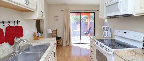 Frigorifero, microonde, forno, piano cottura