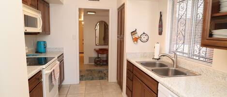 Køleskab, mikrobølgeovn, ovn, kogeplade