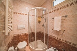 Regendusche, Handtücher, Seife, Shampoo