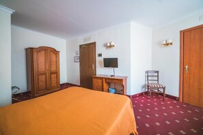 Minibar, Schreibtisch, kostenloses WLAN, Bettwäsche