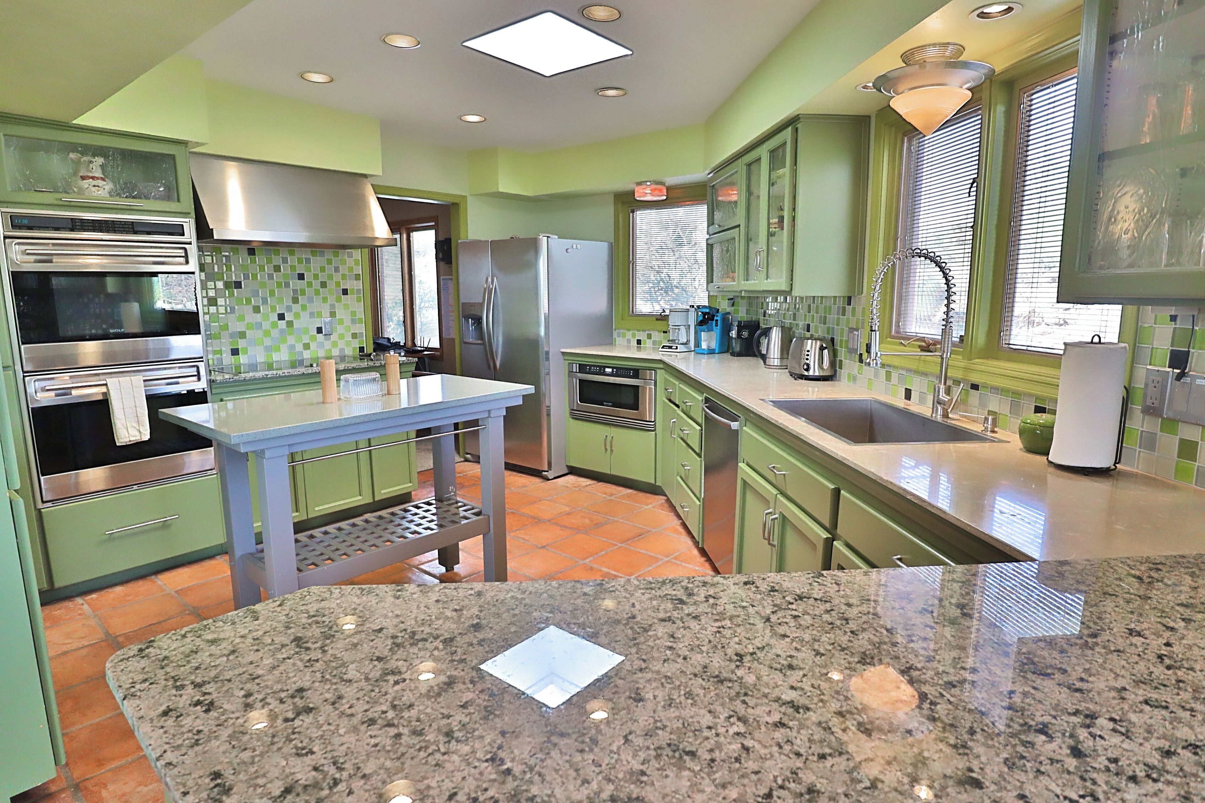 Jääkaappi, mikroaaltouuni, uuni, liesi