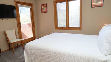 4 bedrooms, desk, iron/ironing board, free WiFi