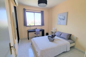 3 bedrooms, desk, iron/ironing board, travel cot - Comfy 3bdr | Near SALT LAKE | 100MBit Internet (Larnaca)