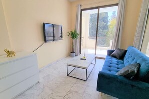 TV, video library - Comfy 3bdr | Near SALT LAKE | 100MBit Internet (Larnaca)