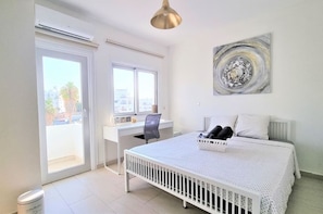 5 habitaciones, escritorio, tabla de planchar con plancha y wifi