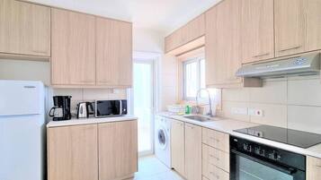 Køleskab, mikrobølgeovn, ovn, kogeplade