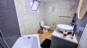 Een douche, een haardroger, handdoeken