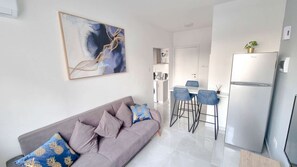 TV - Coastal Chic: Luxury Apt in the Heart of the City! (Larnaca)