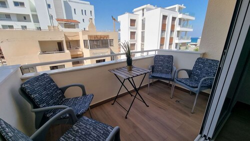 Sea View Apt - 2 min walk to the Beach + 200Mbit