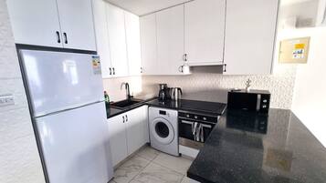 Geladeira, micro-ondas, cooktop, cafeteira/chaleira