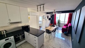 Kjøleskap, mikrobølgeovn, kokeplater og kaffetrakter/tekoker