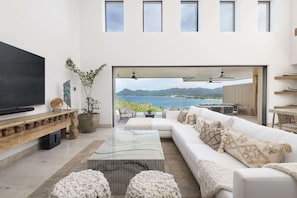 Smart-TV, Videospiele, DVD-Player, Tischfußball